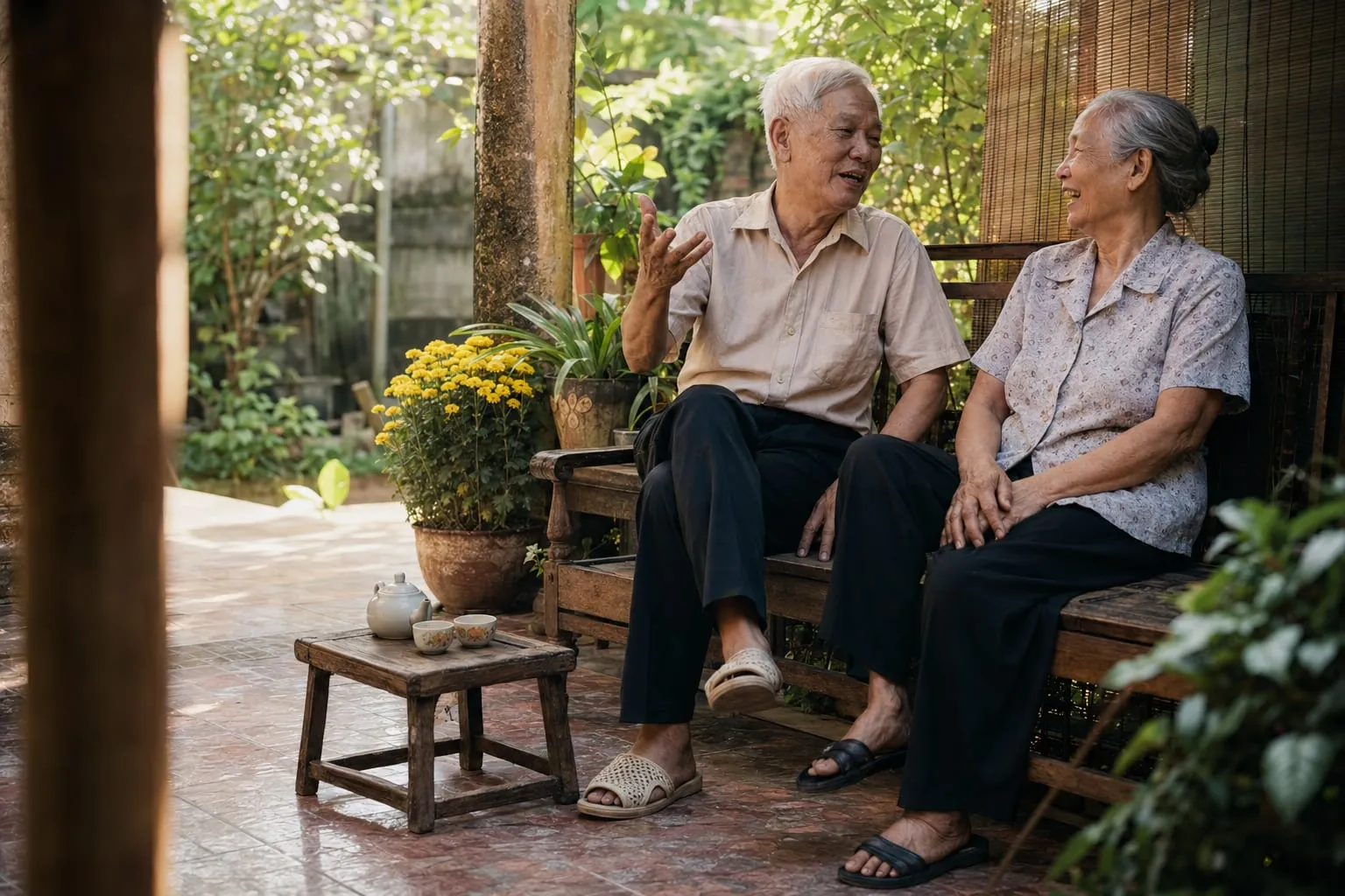 Bố mẹ lớn tuổi đang trò chuyện vui vẻ ngoài đời thật